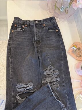 Distressed Black Levi’s Ripped Jeans
